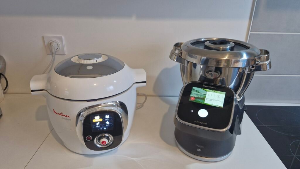Photographie du Cookeo et du COmpanion touch pro de Moulinex dans le but d'aider au choix entre ces deux modèles