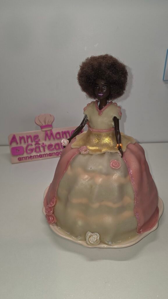 Photographie d'un incroyable gâteau princesse barbie réalisé au robot pâtissier Kenwood GO