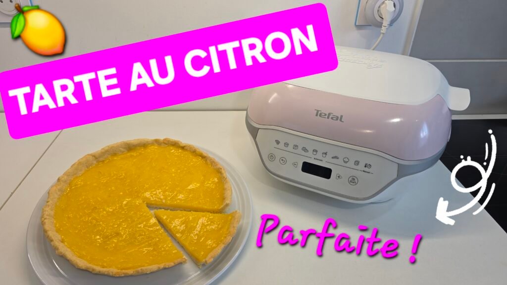 Photographie d'une tarte au citron brillante avec des zestes de citron qui décore joliment sa surface réalisée au Cake factory Infinity de Tefal !