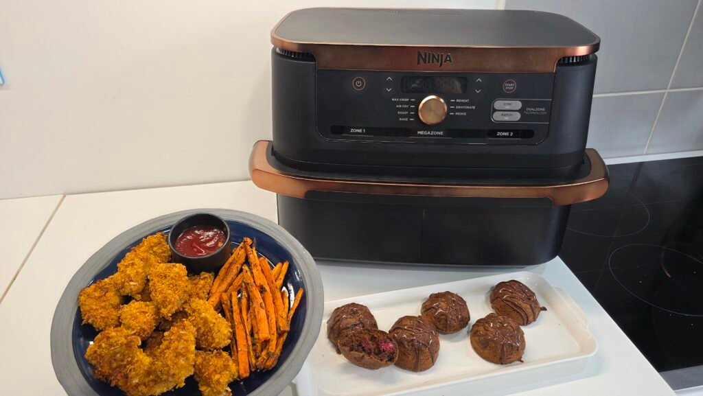 Air fryer Ninja avec assiette de nuggets de poulet croustillants, carottes à la Provençales et gâteaux individuels au chocolat au coeur framboises. Recette complète rapide et facile