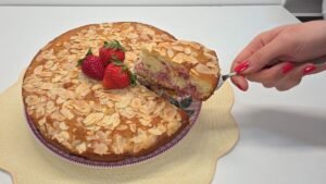 Gros plan gâteau au yaourt fraises amandes, mie aérienne et croûte dorée, réalisé au Cake Factory Infinity.