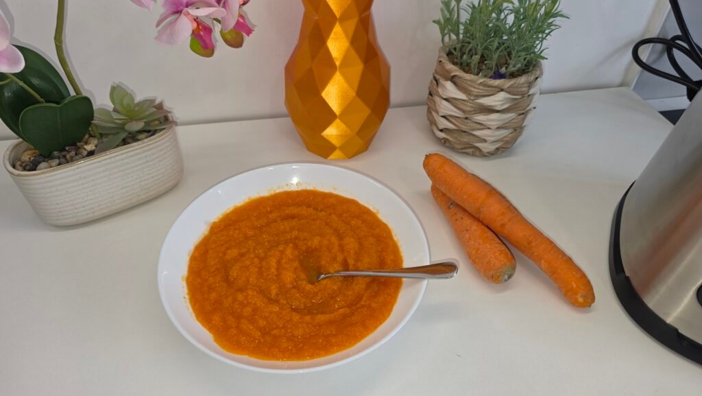 Assiette de purée de carottes, échalotte et touche de miel réalisée au blender chauffant Perfectmix Cook de Moulinex