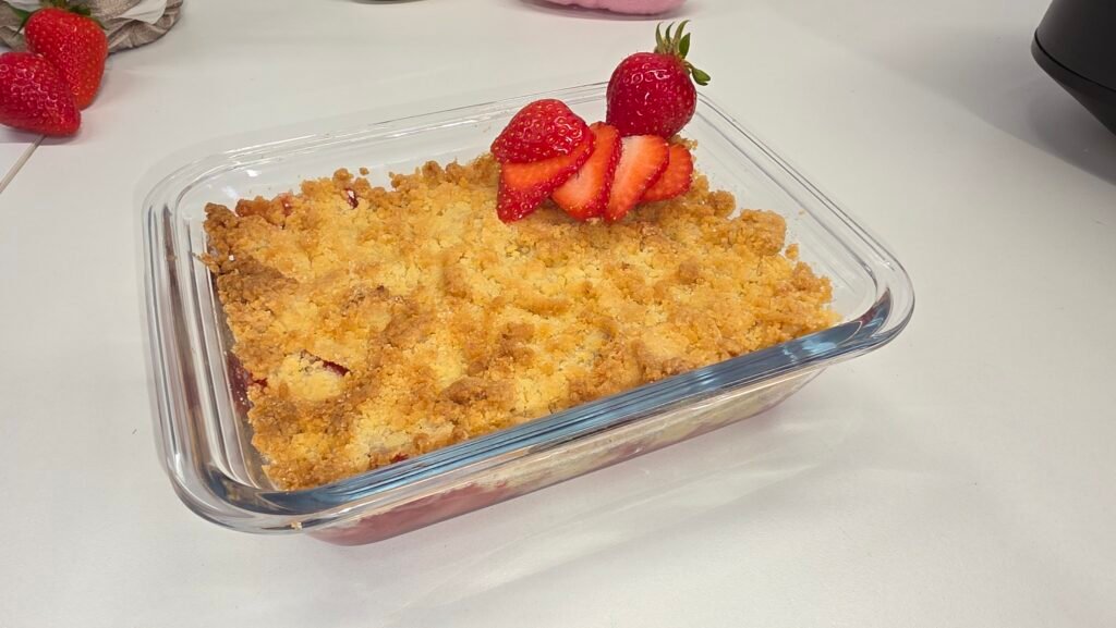 photographie d'un Crumble aux fraises irrésistible réalisé à l'airfryer