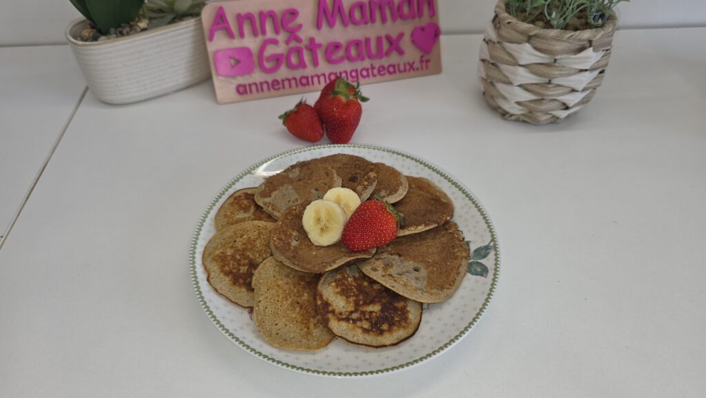 Assiette de pancakes rassasiants et faciles à préparer accompagnés de quelques fruits frais