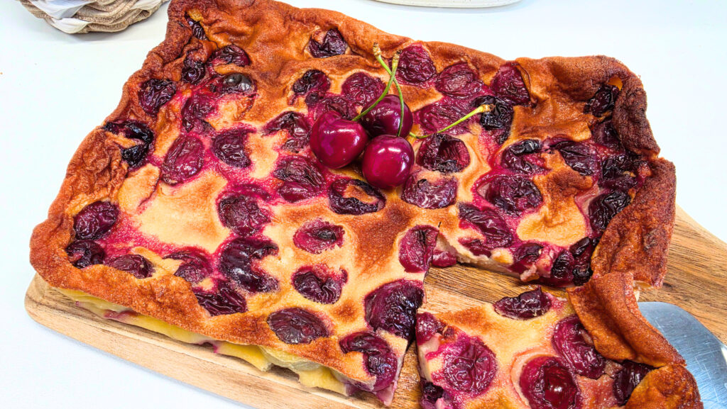 Clafoutis aux cerises de forme rectangulaire réalisé à l'airfryer.