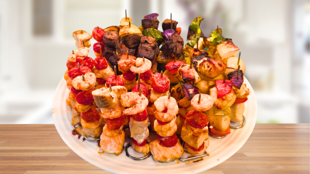 Farandole de brochettes réalisées à l'airfryer : bœuf poivrons, poulet oignon et saumon, crevettes et tomates cerises