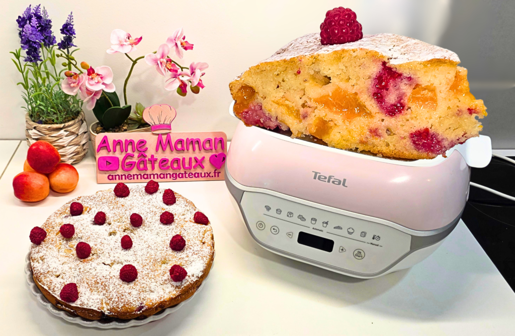 Gâteau moelleux framboises abricot à gauche de l'image avec le ceke factory de Tefal à gauche et une part généreuse et zoomée déposée sur l'appareil ou l'on voit très bien les morceaux de fruits dans la pâte.
