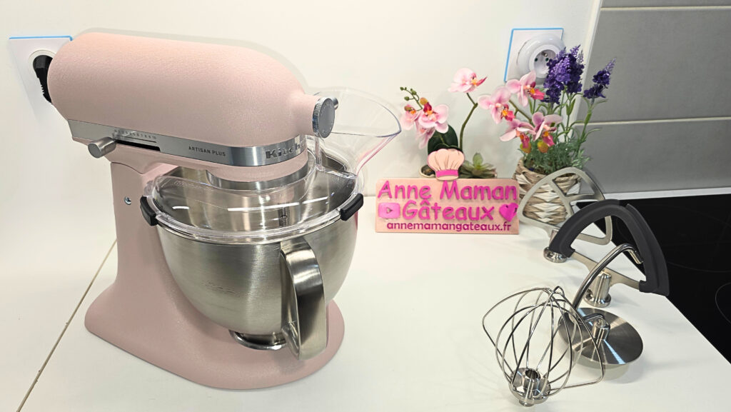 KitchenAid Artisan Plus rose poudré, robot pâtissier avec lumière intégrée et ses accessoires : batteur plat, batteur à double bord flexible, crochet, fouet à fils et couvercle verseur/protecteur