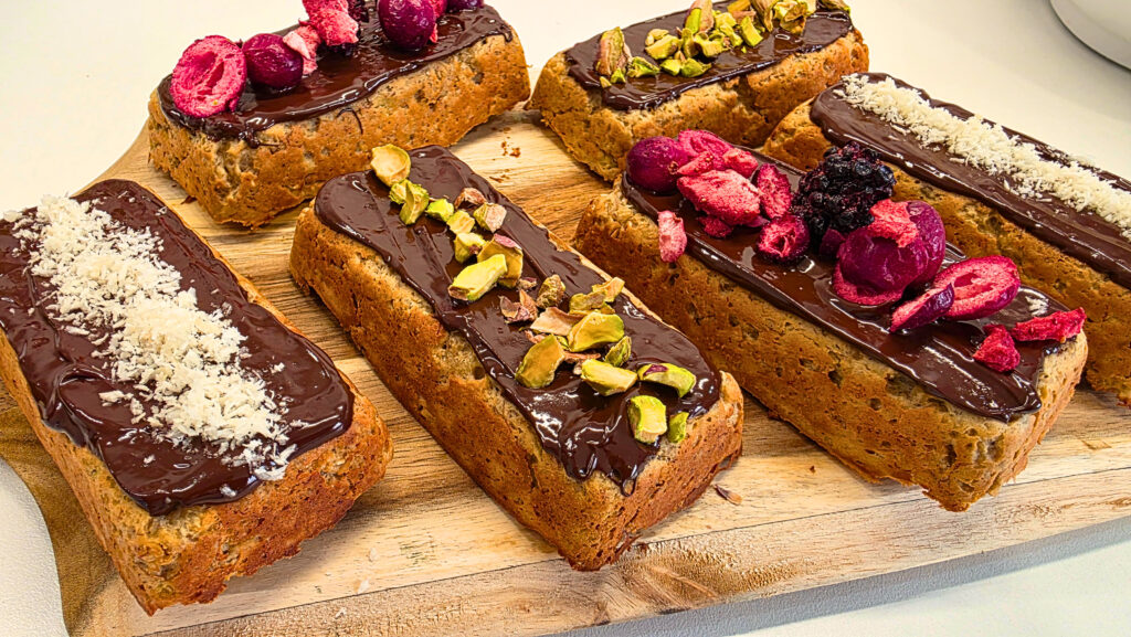 6 barres protéinées réalisées au cake factory infinity avec 16 g de protéines par barres. Nappées de chocolat et couvertes de noix de coco râpé, de pistaches concassés ou de petits fruits lyophilisés