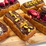 6 barres protéinées réalisées au cake factory infinity avec 16 g de protéines par barres. Nappées de chocolat et couvertes de noix de coco râpé, de pistaches concassés ou de petits fruits lyophilisés