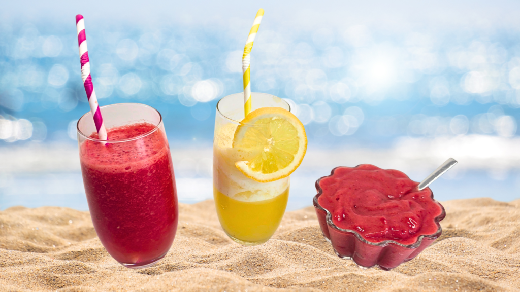 fond : plage de sable fin avec mer qui scintille. Premier plan de gauche à droite : un granité pastèque et citron avec une peille rose, un smoothie ananas citron et un sorbet fraises bananes.