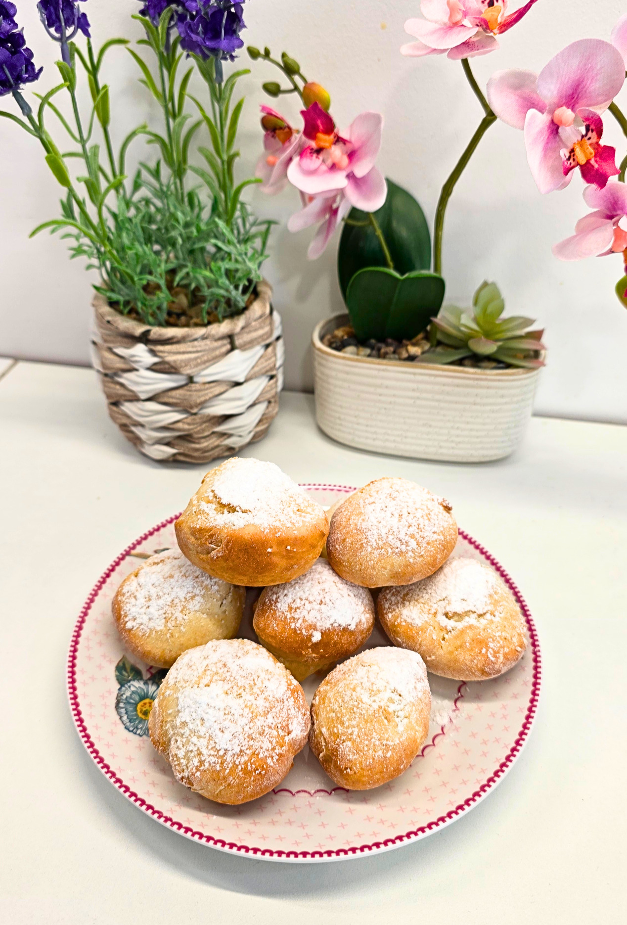 Beignets recouvert de sucre glace sans friture réalisés en 10 minutes à l'airfryer. Recette express sans levée de pâte.