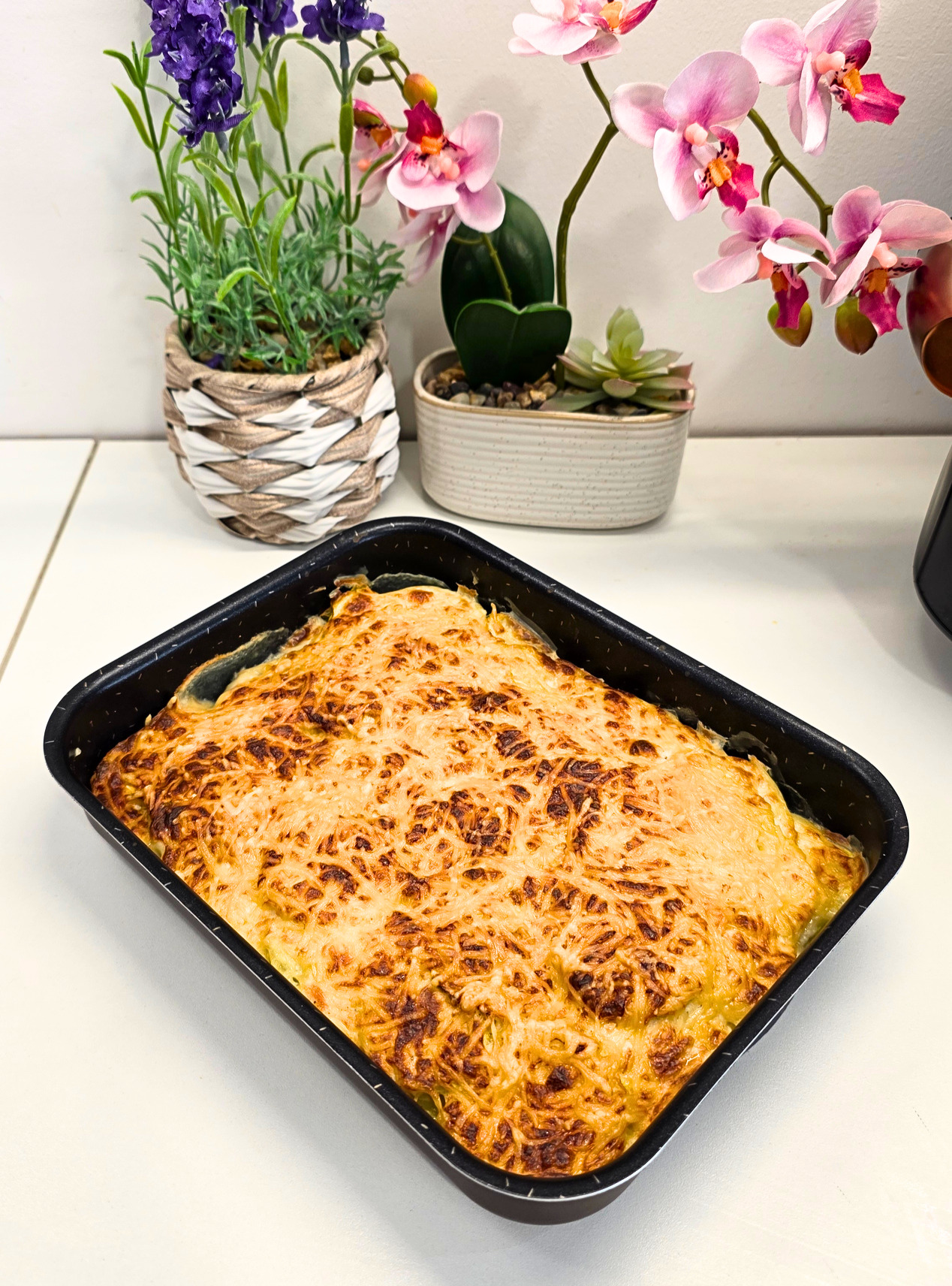 Gratin de courgettes express dans un moule sombre rectangulaire