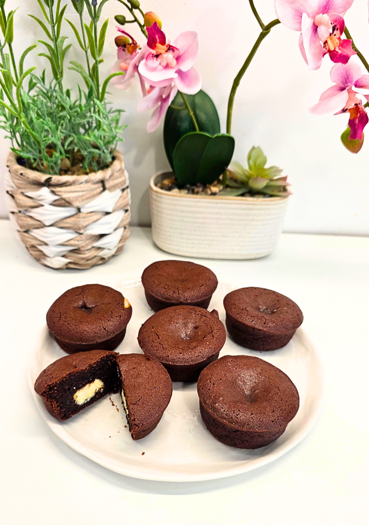 6 moelleux au chocolat avec un cœur surprise au chocolat blanc réalisés à l'airfryer en 10 minutes