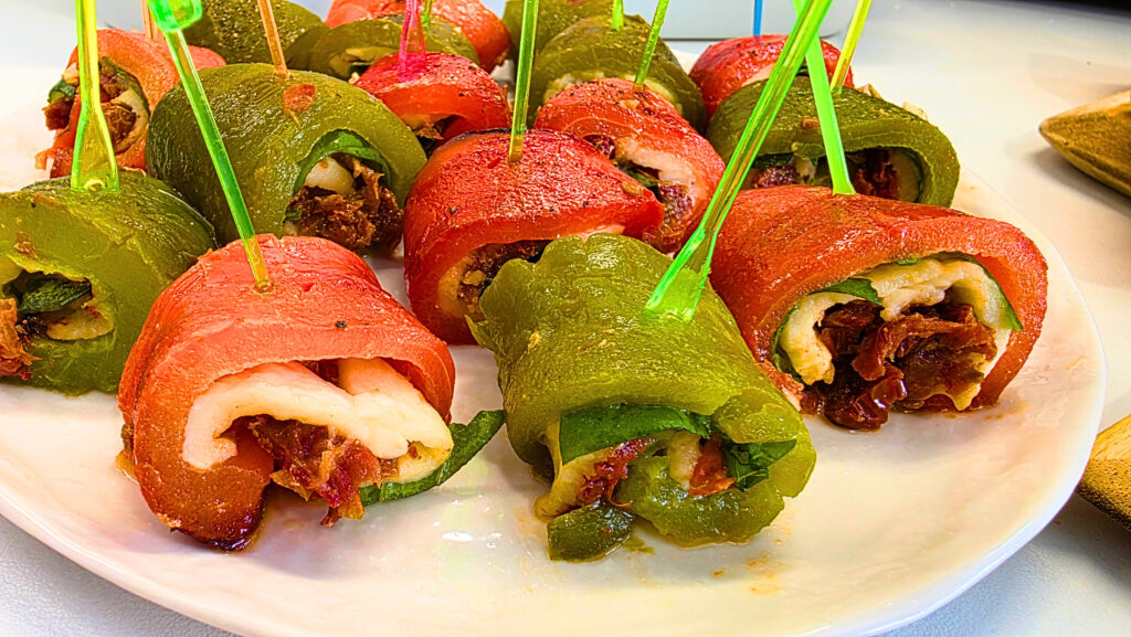 Poivrons verts et rouges roulés et farcis de tomates séchées, basilic et mozzarella réalisés à l'airfryer Ninja foodi flex
