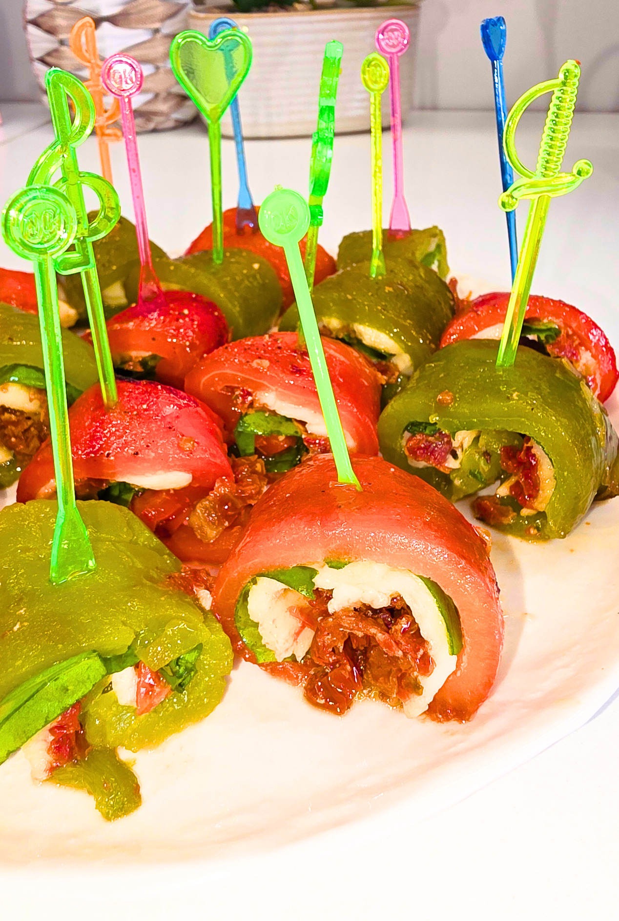 poivrons verts et rouge roulés et farcis de mozzarella, basilic et tomates séchées.