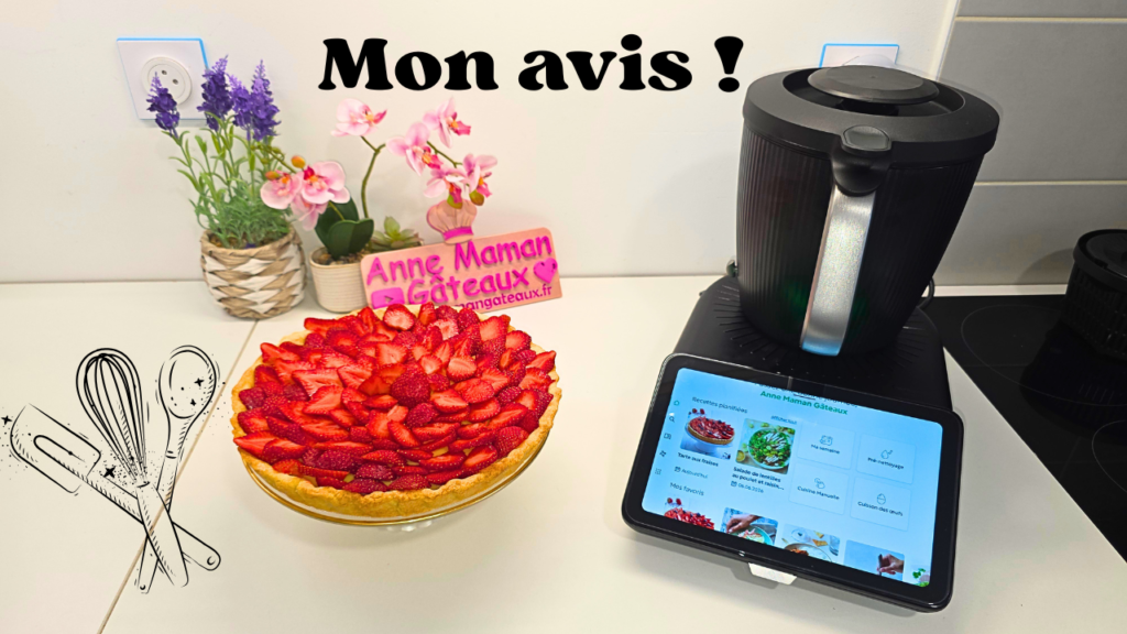 Thermomix TM7 avec une tarte aux fraises sur un plan de travail