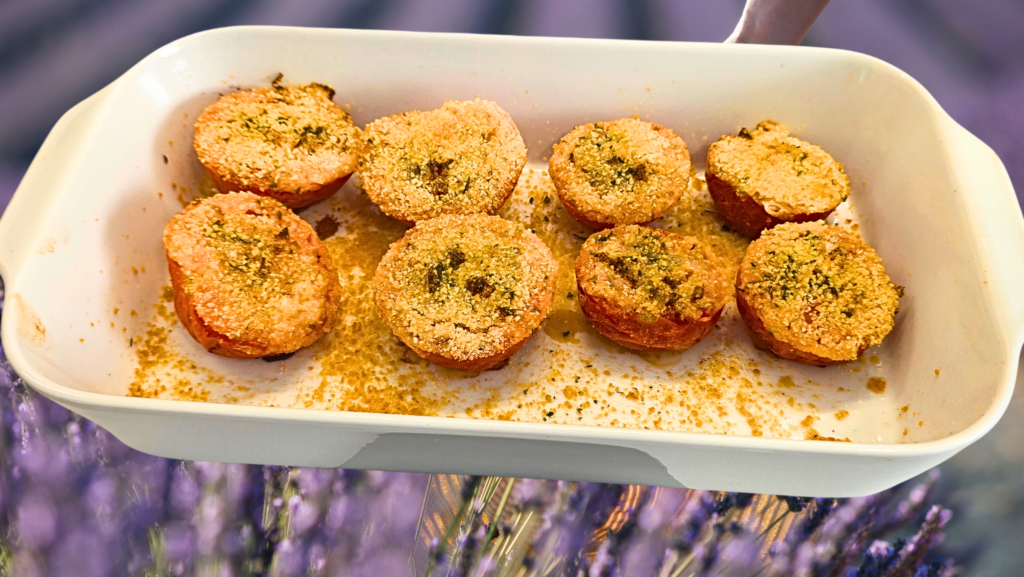 Tomates provençales dans un plat en céramique blanc cuites à l'airfryer