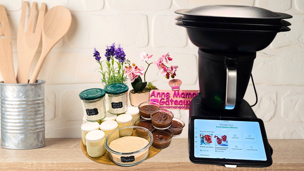 Chapelure, sucre glace, sucre vanillé, crèmes dessert au chocolat et yaourts maison posés sur un plan de travail avec le Thermomix Tm7
