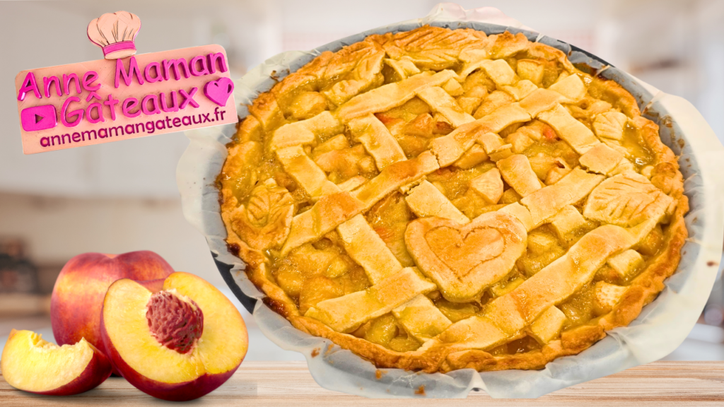 Tarte aux pêche à droite avec une belle pêche ouverte en deux en bas à gauche et le logo Anne maman gâteaux en haut à gauche