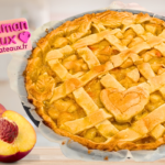 Tarte aux pêche à droite avec une belle pêche ouverte en deux en bas à gauche et le logo Anne maman gâteaux en haut à gauche