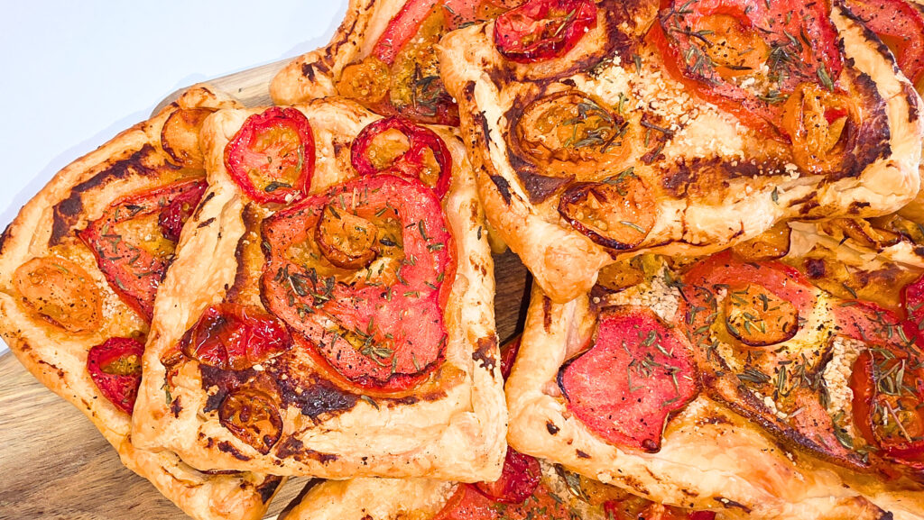 Mini tartes fines aux tomates colorées : rouges et jaunes parsemées de thym.