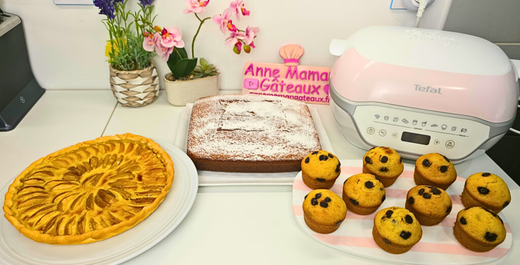 Muffins aux pépites de chocolat, gâteau au yaourt XL et tarte aux pommes à réaliser facilement avec le cake factory infinity de Tefal
